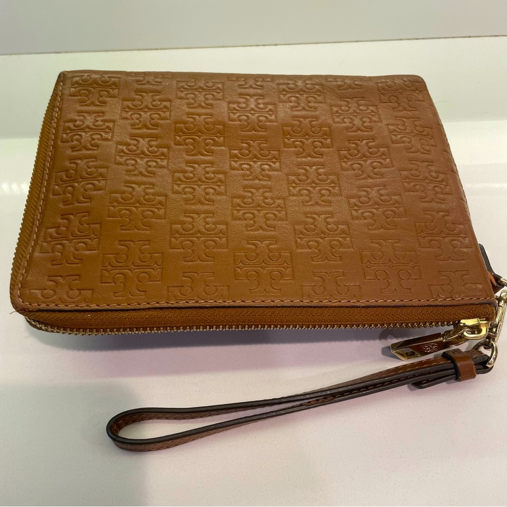 TORY BURCH Tan Logo Embossed Wristlet Clutch Bag! Zipper! Most phones fit - Picture 6 of 10
